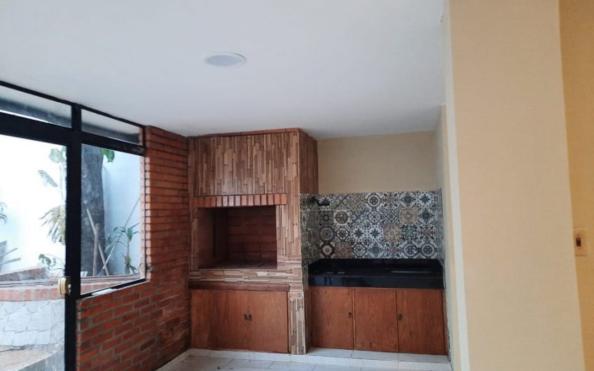 ALQUILO CASA TODA UNA PLANTA PARA VIVIENDA U OFICINA EN LOS LAURELES