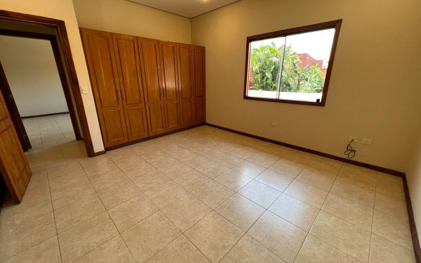 ALQUILO CASA DE 4 DORMITORIOS CON PISCINA EN BARRIO MBURUCUYA – PY.