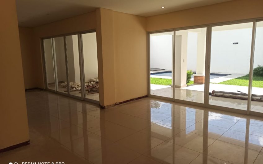 Alquilo Casa 4 dormitorios en Suite En Condominio Barrio Mburucuya