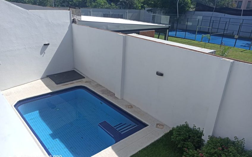 Alquilo Casa 4 dormitorios en Suite En Condominio Barrio Mburucuya