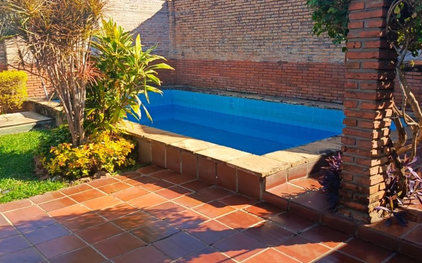 Vendo Casa De 2 Plantas Con Piscina En Barrio San Rafael – Asuncion